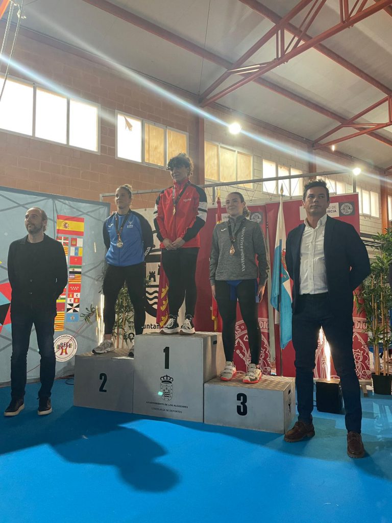 Uxía en el podium y medalla de bronce