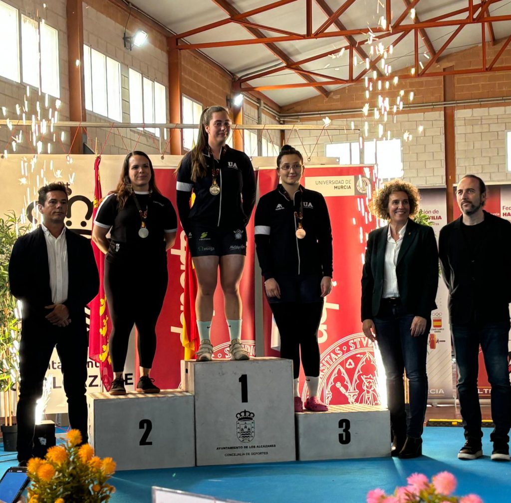 Andrea en el podium medalla de plata